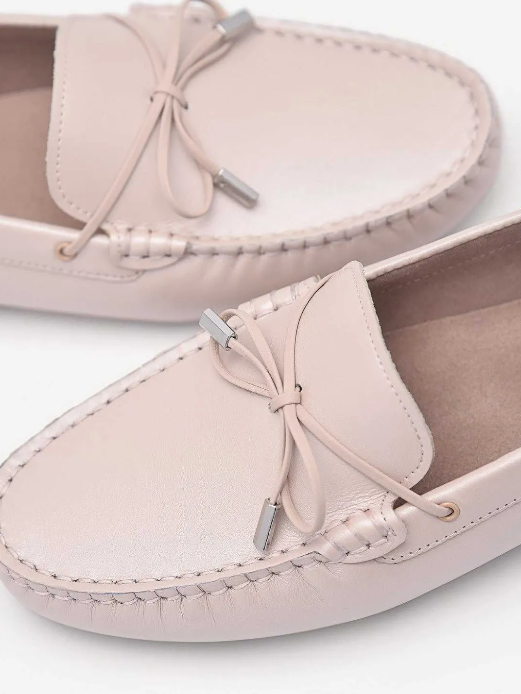 Pearlized Calf Leather Bow Driving Shoes<PEDRO Sale